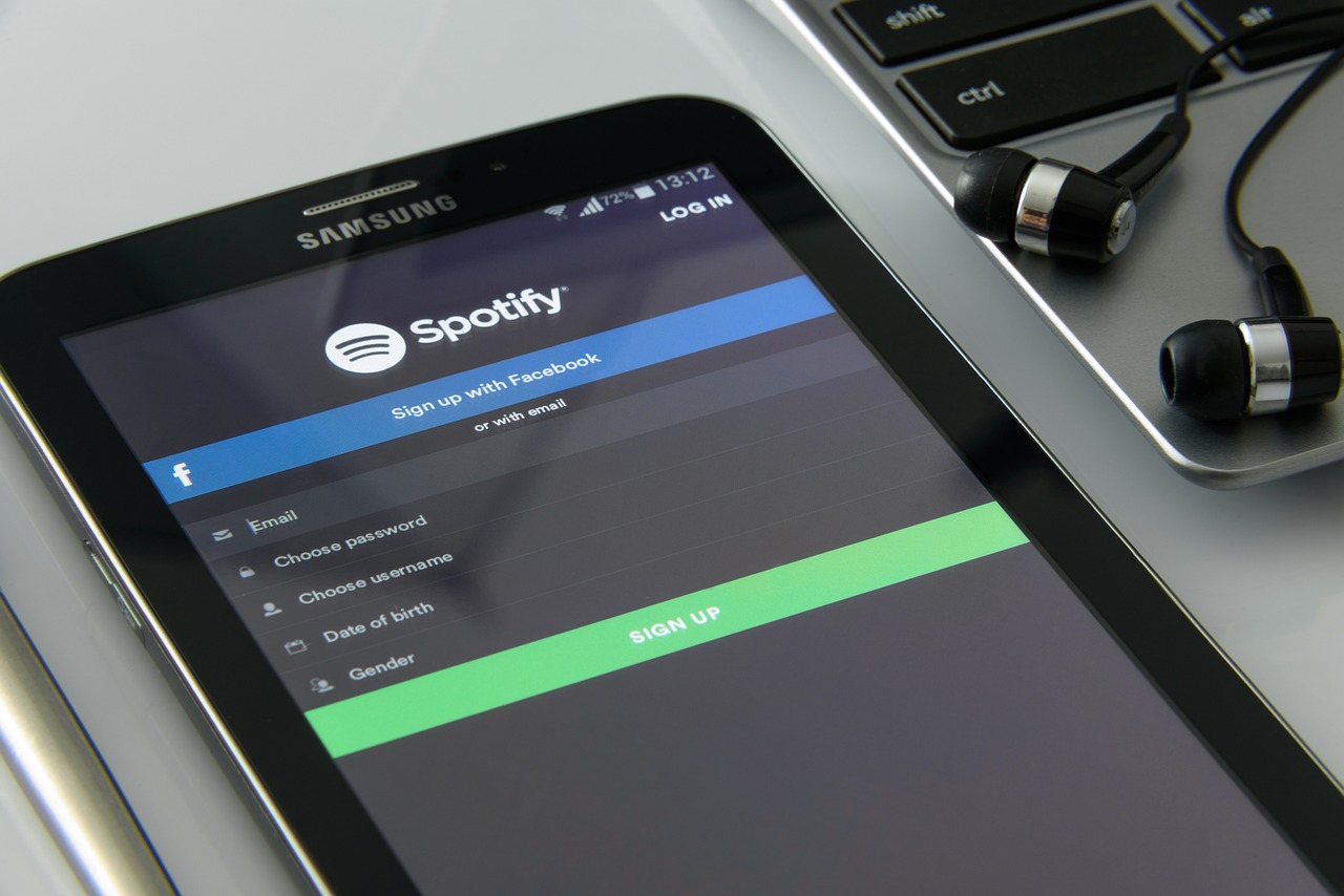 Ιστορίες Επαγγελματικής Επιτυχίας: Spotify Η ιστορία του Spotify είναι μια από τις πιο συναρπαστικές και επιτυχημένες στον χώρο της τεχνολογίας και της μουσικής βιομηχανίας. Από την ίδρυσή του το 2006, η πλατφόρμα αυτή άλλαξε ριζικά τον τρόπο που ακούμε μουσική, δίνοντας στον χρήστη τη δυνατότητα να έχει πρόσβαση σε μια τεράστια βιβλιοθήκη τραγουδιών από όλο τον κόσμο, όποτε και όπου το επιθυμεί. Η Ιδέα του Spotify Το Spotify ιδρύθηκε το 2006 στη Σουηδία από τους Daniel Ek και Martin Lorentzon, δύο επιχειρηματίες που είχαν ήδη εργαστεί σε τεχνολογικές startups. Το κίνητρο πίσω από την ίδρυση του Spotify ήταν να αντιμετωπιστεί η πειρατεία μουσικής, η οποία είχε αρχίσει να γίνεται σοβαρό πρόβλημα για τη βιομηχανία. Ο Ek και ο Lorentzon ήθελαν να προσφέρουν μια εναλλακτική που να είναι νόμιμη, προσβάσιμη και φιλική προς τους χρήστες. Οι ιδρυτές του Spotify διέκριναν ότι η νέα γενιά δεν ήταν πρόθυμη να πληρώνει για μουσική με τον παραδοσιακό τρόπο, αλλά ήθελε εύκολη και άμεση πρόσβαση σε αυτήν. Έτσι, ανέπτυξαν ένα μοντέλο streaming που έδινε στους χρήστες τη δυνατότητα να ακούνε μουσική δωρεάν, αλλά με διαφημίσεις. Για εκείνους που ήθελαν να απαλλαγούν από τις διαφημίσεις και να έχουν επιπλέον δυνατότητες, όπως η ακρόαση εκτός σύνδεσης, δημιουργήθηκε η συνδρομητική υπηρεσία του Spotify. Οι Προκλήσεις στην Αρχή Η εκκίνηση του Spotify δεν ήταν εύκολη. Η δημιουργία μιας πλατφόρμας που προσφέρει πρόσβαση σε εκατομμύρια τραγούδια απαιτούσε συμφωνίες με δισκογραφικές εταιρείες, κάτι που ήταν εξαιρετικά δύσκολο στις αρχές. Οι δισκογραφικές ήταν διστακτικές να συνεργαστούν, φοβούμενες ότι η ψηφιακή διανομή θα μείωνε τα κέρδη τους, καθώς ακόμα προσπαθούσαν να αντιμετωπίσουν τις επιπτώσεις της πειρατείας. Η ομάδα του Spotify κατάφερε τελικά να κλείσει συμφωνίες με αρκετές μεγάλες δισκογραφικές εταιρείες, προσφέροντας ένα μοντέλο διανομής κερδών που βασιζόταν στη ροή τραγουδιών και όχι στις παραδοσιακές πωλήσεις άλμπουμ. Αυτό το μοντέλο δημιούργησε μια νέα πηγή εσόδων για τη μουσική βιομηχανία και άνοιξε τον δρόμο για την εξάπλωση του Spotify. Η Άνοδος του Spotify Από την επίσημη κυκλοφορία του το 2008, το Spotify γνώρισε τεράστια άνοδο. Η δημοτικότητά του αυξήθηκε γρήγορα, κυρίως λόγω της ευκολίας χρήσης του και της τεράστιας μουσικής βιβλιοθήκης που προσέφερε. Ο συνδυασμός της δωρεάν υπηρεσίας με διαφημίσεις και της συνδρομητικής υπηρεσίας Premium προσέφερε στους χρήστες πολλές επιλογές και εξασφάλισε σταθερά έσοδα για την εταιρεία. Με την πάροδο των χρόνων, το Spotify επεκτάθηκε σε νέες αγορές και άρχισε να προσελκύει εκατομμύρια χρήστες από όλο τον κόσμο. Σημαντικό ρόλο σε αυτήν την επιτυχία έπαιξαν οι συνεργασίες με καλλιτέχνες, η προώθηση νέων μουσικών μέσα από την πλατφόρμα και η ανάπτυξη εξειδικευμένων playlists που ανταποκρίνονταν στις ανάγκες και τις προτιμήσεις των χρηστών. Το Spotify Σήμερα Σήμερα, το Spotify είναι ο ηγέτης στην αγορά streaming μουσικής, με πάνω από 500 εκατομμύρια χρήστες παγκοσμίως, εκ των οποίων περισσότερα από 200 εκατομμύρια είναι συνδρομητές στην υπηρεσία Premium. Η πλατφόρμα διαθέτει πάνω από 100 εκατομμύρια τραγούδια και συνεχώς προσθέτει νέο περιεχόμενο από ανεξάρτητους καλλιτέχνες και μεγάλες δισκογραφικές εταιρείες. Το Spotify έχει πλέον εξελιχθεί σε κάτι πολύ περισσότερο από μια απλή πλατφόρμα streaming μουσικής. Έχει ενσωματώσει podcasts, καθιστώντας το βασικό σημείο ακρόασης για εκατομμύρια χρήστες. Η εταιρεία επένδυσε μεγάλα ποσά σε αποκλειστικές συμφωνίες με δημοφιλείς podcasters, ενισχύοντας περαιτέρω την παρουσία της στην αγορά ψυχαγωγίας. Κοινωνικές και Πολιτιστικές Επιπτώσεις Το Spotify δεν είναι μόνο μια επιχείρηση με τεράστια οικονομική επιτυχία, αλλά και μια πλατφόρμα που έχει επηρεάσει τον τρόπο που καταναλώνουμε και παράγουμε μουσική. Οι καλλιτέχνες πλέον μπορούν να προσεγγίσουν ένα παγκόσμιο κοινό χωρίς να εξαρτώνται από τις παραδοσιακές δισκογραφικές εταιρείες, ενώ οι χρήστες έχουν τη δυνατότητα να ανακαλύπτουν νέα μουσική πιο εύκολα. Παράλληλα, το Spotify έχει προωθήσει νέες μορφές μουσικής παραγωγής και κατανάλωσης. Τα δεδομένα που συλλέγει για τις προτιμήσεις των χρηστών έχουν οδηγήσει σε πιο εξατομικευμένες εμπειρίες ακρόασης, με playlists όπως το Discover Weekly να γίνονται εξαιρετικά δημοφιλείς. Προκλήσεις και Κριτική Παρά την επιτυχία της, η Spotify δεν έχει μείνει ανεπηρέαστη από την κριτική. Πολλοί καλλιτέχνες έχουν εκφράσει ανησυχίες για τα χαμηλά ποσοστά αμοιβών που λαμβάνουν ανά ακρόαση, γεγονός που έχει οδηγήσει σε δημόσιες διαμαρτυρίες και συζητήσεις για τη δίκαιη αμοιβή στη μουσική βιομηχανία. Η εταιρεία έχει προσπαθήσει να βελτιώσει τη θέση της, αλλά εξακολουθεί να βρίσκεται στο επίκεντρο συζητήσεων για το μέλλον των δημιουργών και των πνευματικών δικαιωμάτων στη ψηφιακή εποχή. Το Μέλλον του Spotify Η Spotify συνεχίζει να επενδύει σε νέες τεχνολογίες και μορφές περιεχομένου, με στόχο να παραμείνει η κορυφαία πλατφόρμα streaming μουσικής και ψυχαγωγίας. Με την ανάπτυξη των podcasts και την είσοδο της εταιρείας σε νέους τομείς όπως τα ηχητικά βιβλία, φαίνεται ότι η Spotify δεν σκοπεύει να περιοριστεί μόνο στη μουσική. Επιπλέον, με την αύξηση της δημοτικότητας των έξυπνων ηχείων και των φωνητικών βοηθών, η Spotify προσαρμόζει τις υπηρεσίες της για να παραμείνει συμβατή με αυτές τις νέες τεχνολογίες, εξασφαλίζοντας ότι οι χρήστες θα συνεχίσουν να έχουν απρόσκοπτη πρόσβαση στη μουσική τους. Συμπεράσματα Η ιστορία του Spotify αποτελεί μια κλασική περίπτωση επαγγελματικής επιτυχίας που δείχνει πώς μια ιδέα μπορεί να εξελιχθεί σε παγκόσμιο φαινόμενο. Μέσα από καινοτομία, προσαρμοστικότητα και κατανόηση των αναγκών των χρηστών, το Spotify άλλαξε για πάντα τον τρόπο που ακούμε μουσική. Με ένα λαμπρό μέλλον μπροστά της, η εταιρεία αναμένεται να συνεχίσει να καινοτομεί και να πρωτοπορεί στην αγορά ψυχαγωγίας.